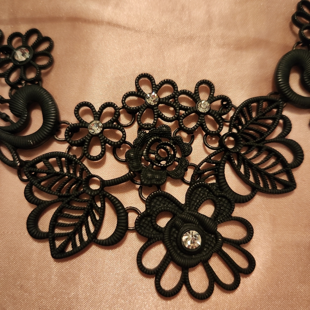 Nwt statement necklace - Picture 4 of 7